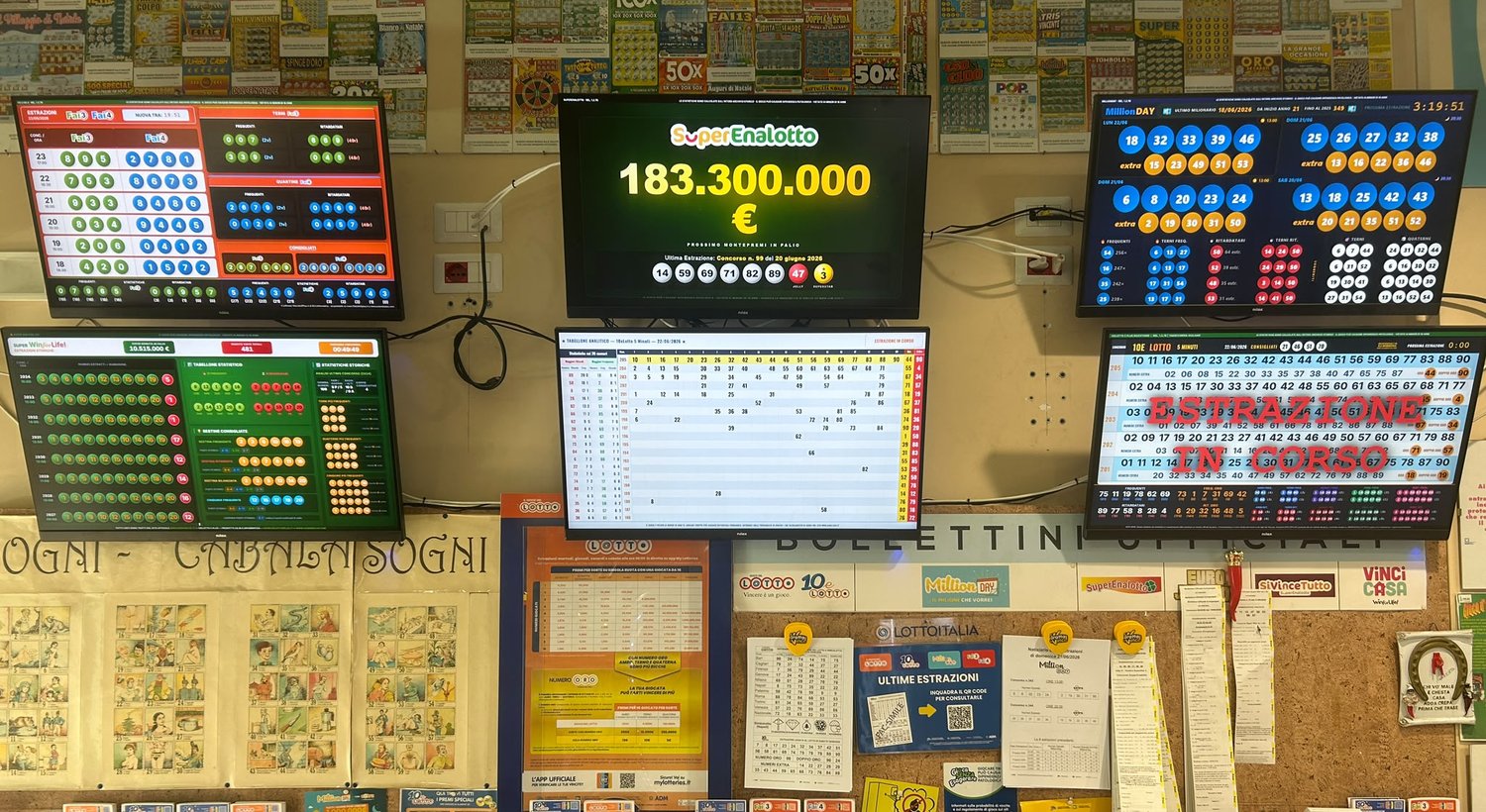 Software 10eLotto5Plus in funzione nella ricevitoria di Rutigliano con 6 monitor